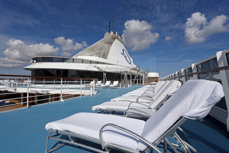 Oceania Cruises Schornstein und Sonnenliegen MS Marina