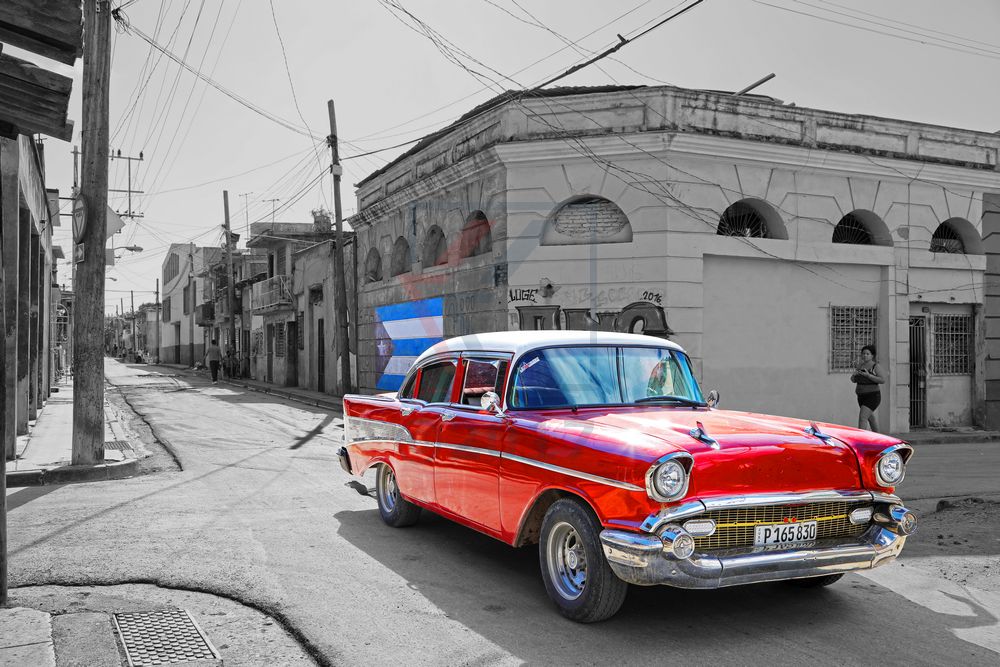 Oldtimer mit Kuba Flagge in Santiago de Cuba