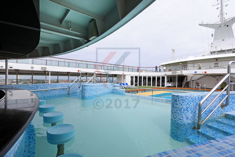 Oval Pool Bar und Swimming Pool MS Columbus