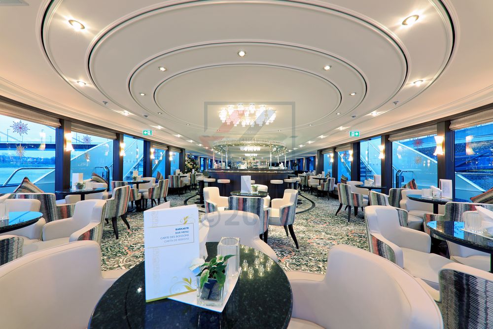 Panorama-Lounge mit Bar, Blick zum Heck der MS William Wordsworth