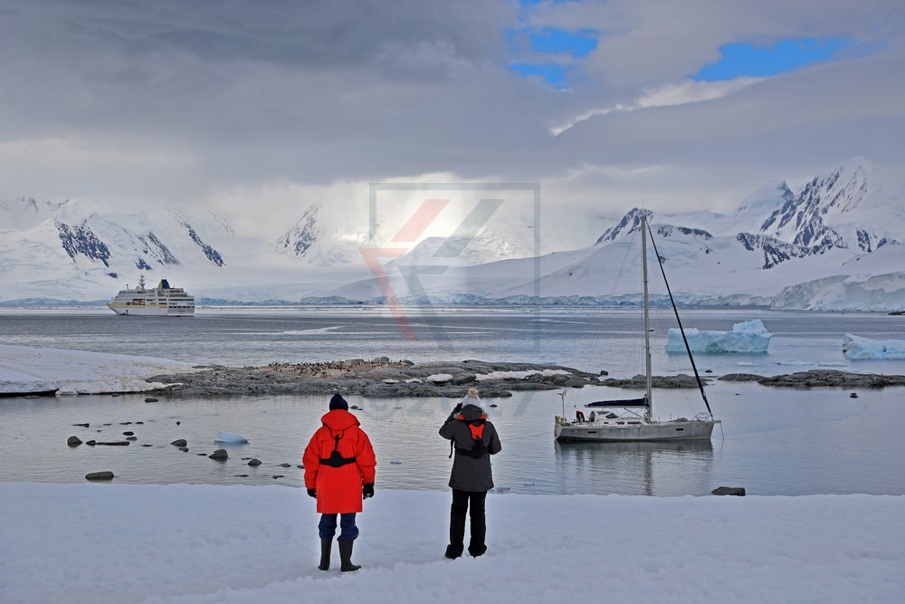 Panoramablick auf Dorian Bay mit MS Hamburg, Wiencke Island Antarktis Panoramablick auf Dorian Bay mit MS Hamburg, Wiencke Island Antarktis
