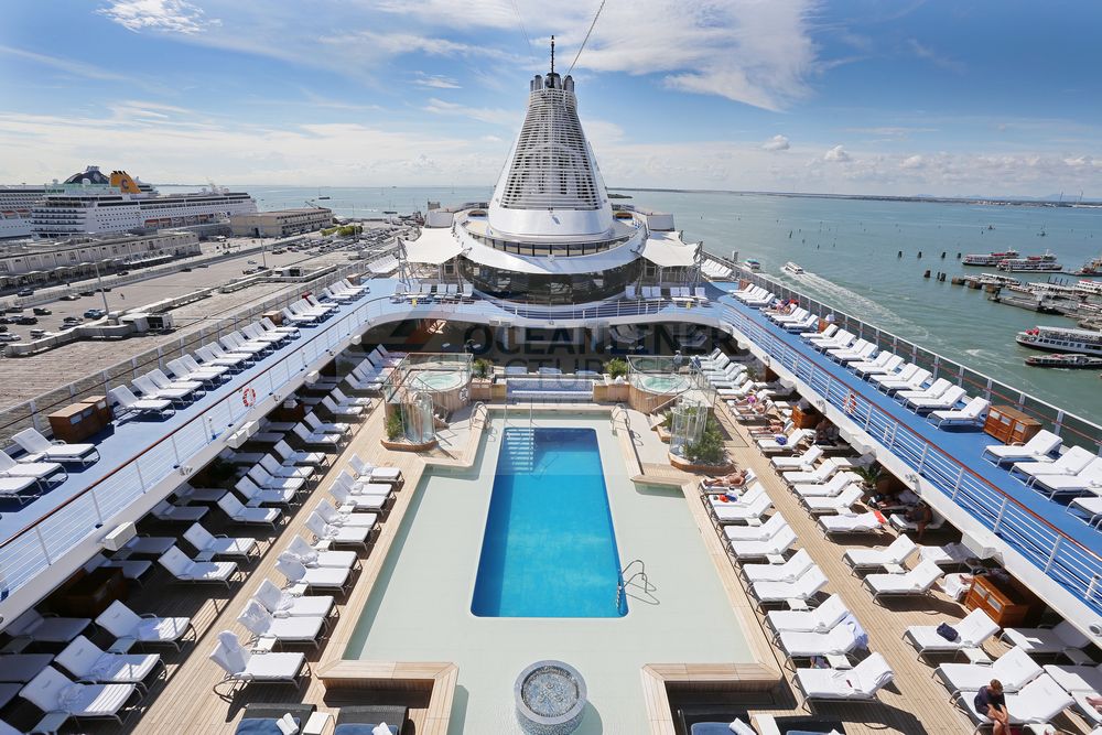 Panoramablick über das Pooldeck MS Riviera Panoramablick über das Pooldeck MS Riviera