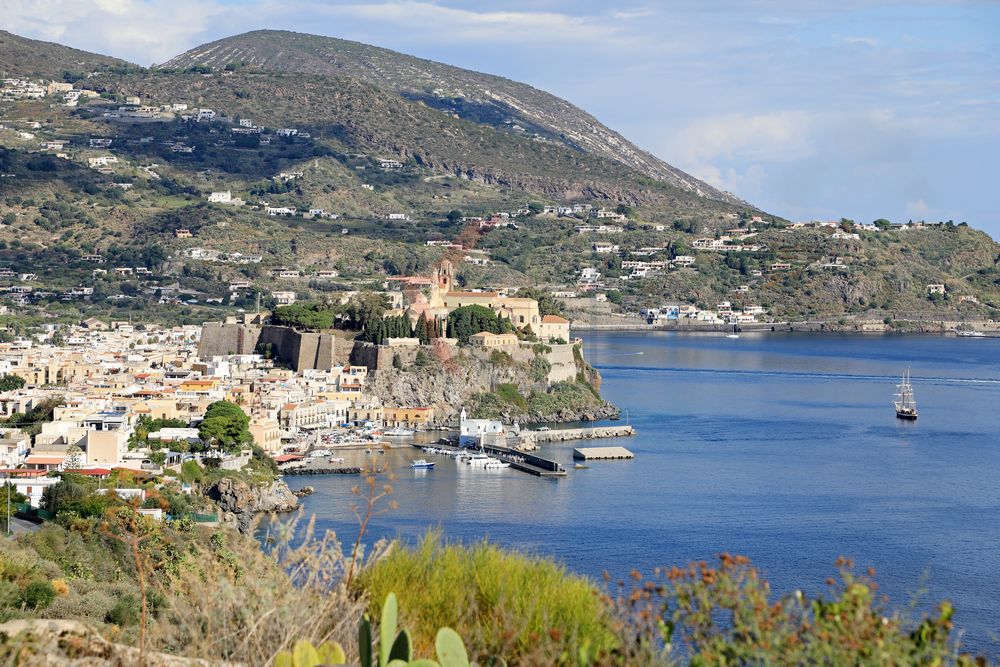 Panoramablick über Lipari und Castello Panoramablick über Lipari und Castello