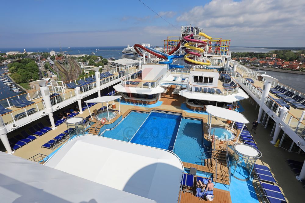 Panoramablick über Pool, Sonnendeck und Wasserrutschen Norwegian Breakaway
