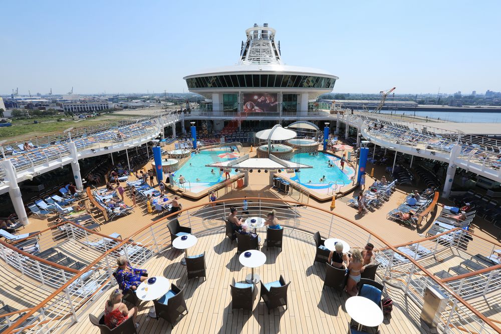 Panoramablick von Deck 14 über Pools und Sonnendecks Navigator of the Seas