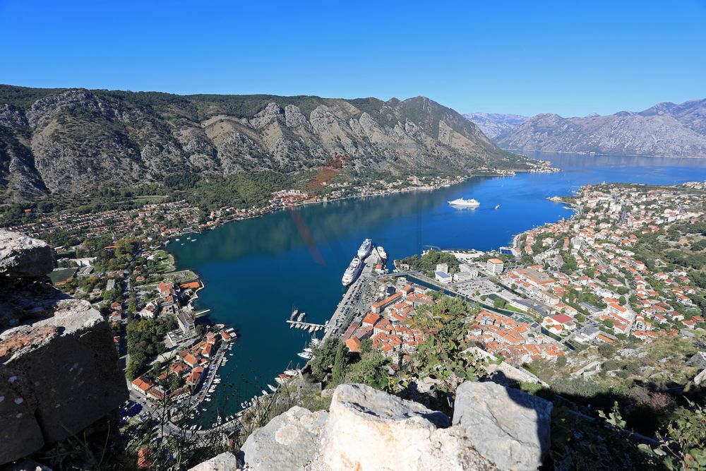Panoramablick von der Burg in Kotor über Altstadt und Bucht Panoramablick von der Burg in Kotor über Altstadt und Bucht