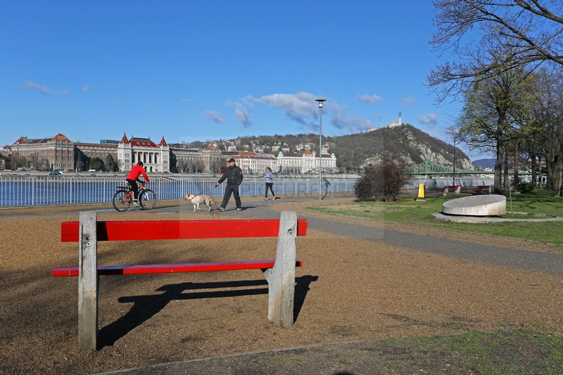 Park am Donauufer in Budapest 01.04.2015