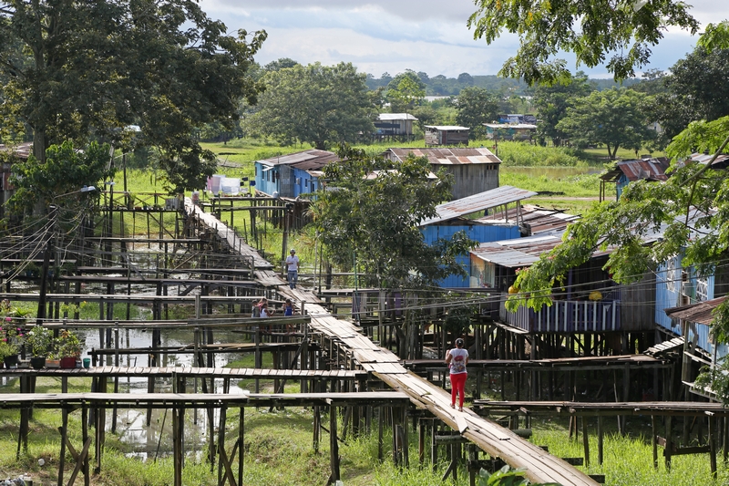 Pfahlhaeuser in Leticia 09.01.2015