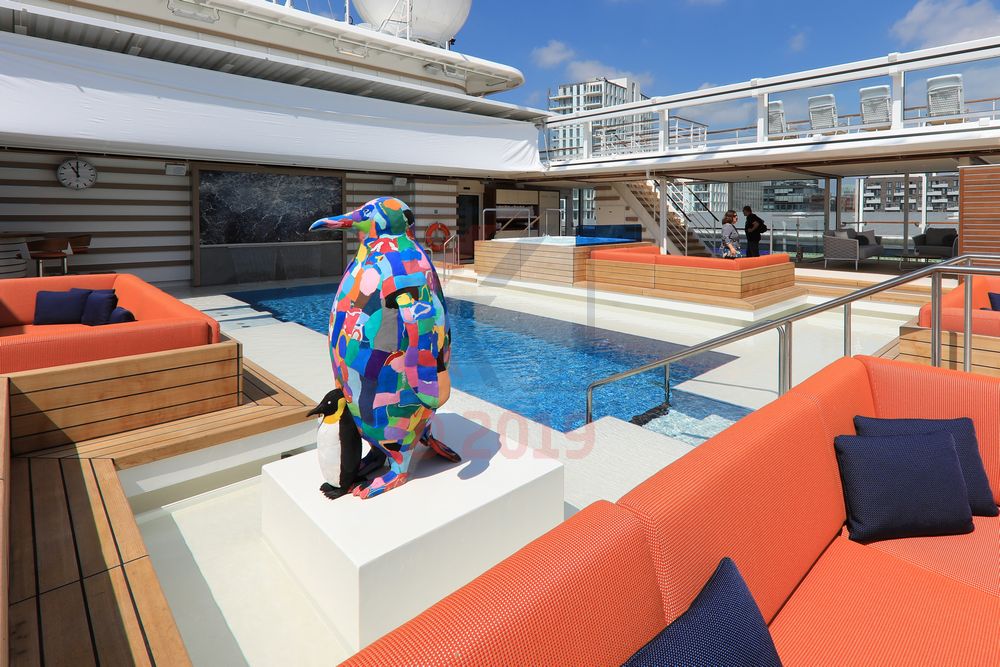 Pinguin mit Küken der Künstlerkooperative Ocean Sole auf Hanseatic nature