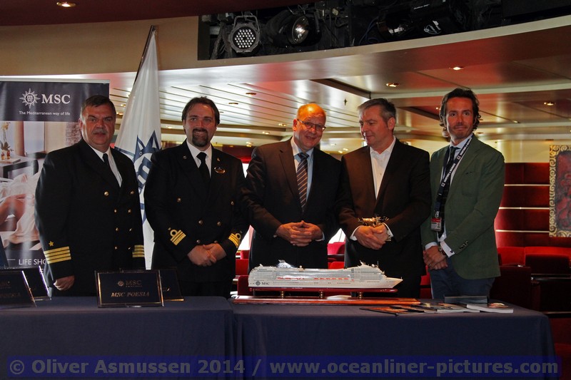 Plakettenübergabe Erstanlauf MSC Poesia 11.05.2014 Warnemuende