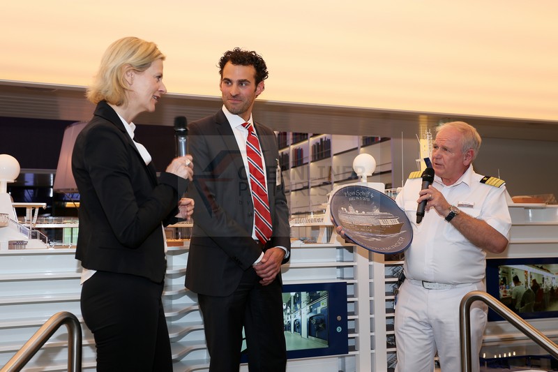 Plakettenübergabe mit Wybcke Meier, Jan Henze und Kjell Holm Mein Schiff 4 Kiel 14.05.2015
