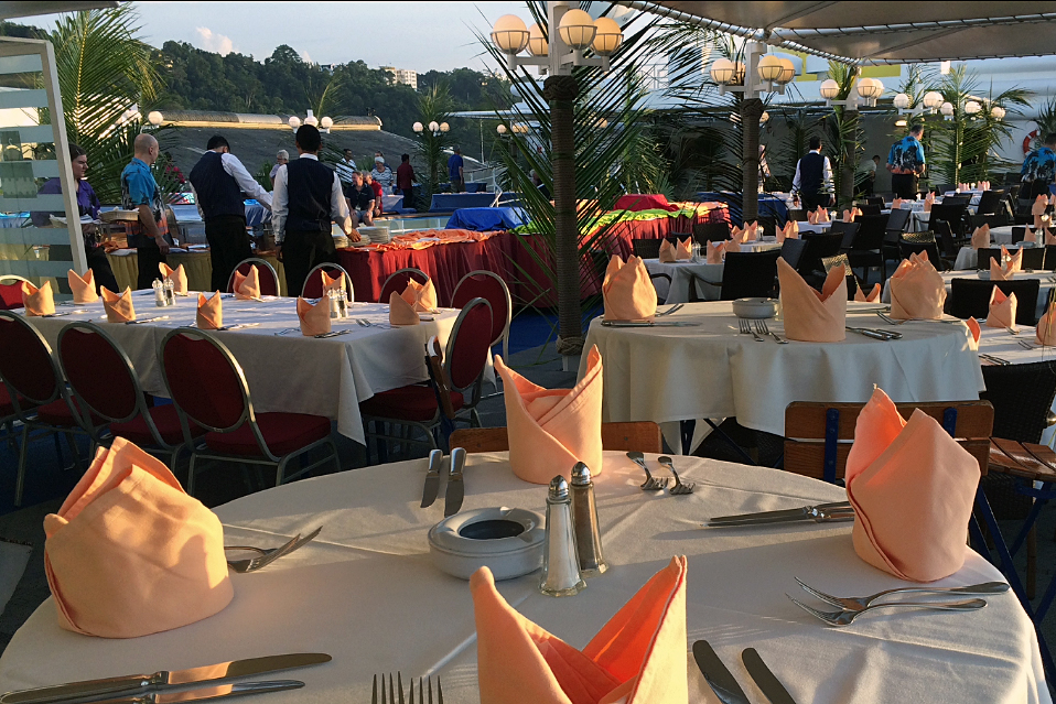 Pool Dinner eingedeckte Tische MS Hamburg