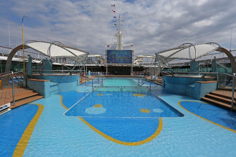 Poolbereich und Bildschirm am Pool Legend of the Seas