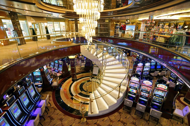 Princess Casino und Wendeltreppe zur Calypso Cove Royal Princess