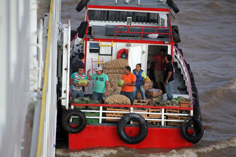 Proviantanlieferung fuer die Hamburg mit dem Motorboot vor Macapa am 17.01.2015 Proviantanlieferung fuer die Hamburg mit dem Motorboot vor Macapa am 17.01.2015