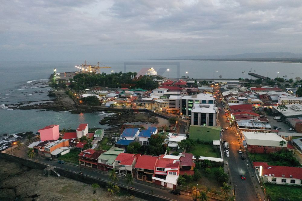 Puerto Limon Costa Rica mit MS Hamburg am Abend