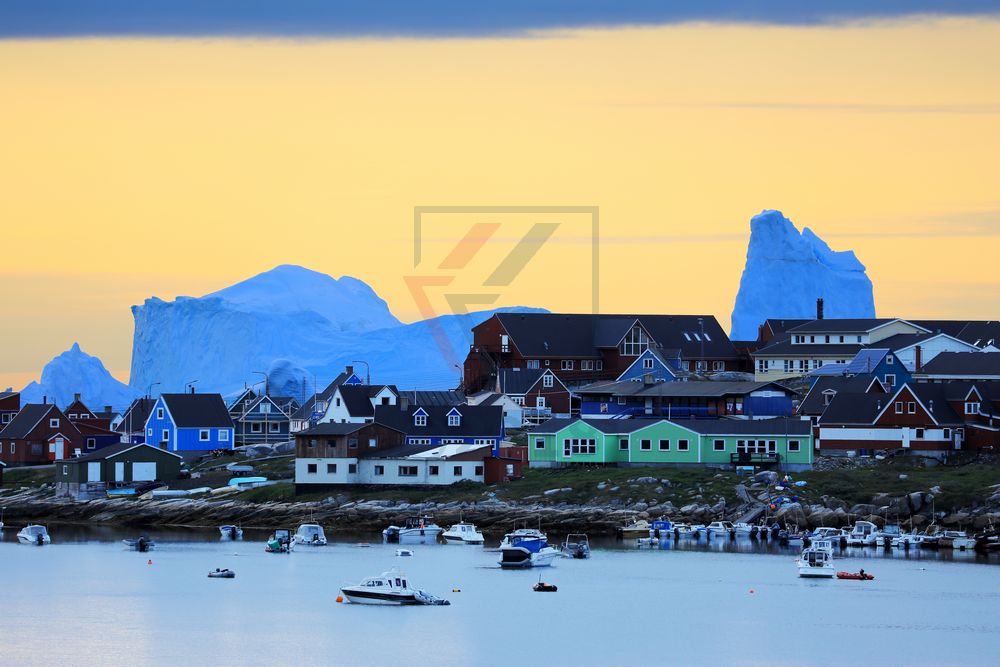 Qeqertarsuaq und Eisberge im Sonnenaufgang Qeqertarsuaq und Eisberge im Sonnenaufgang