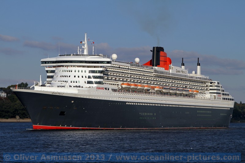 Queen Mary 2 auslaufend Hamburg