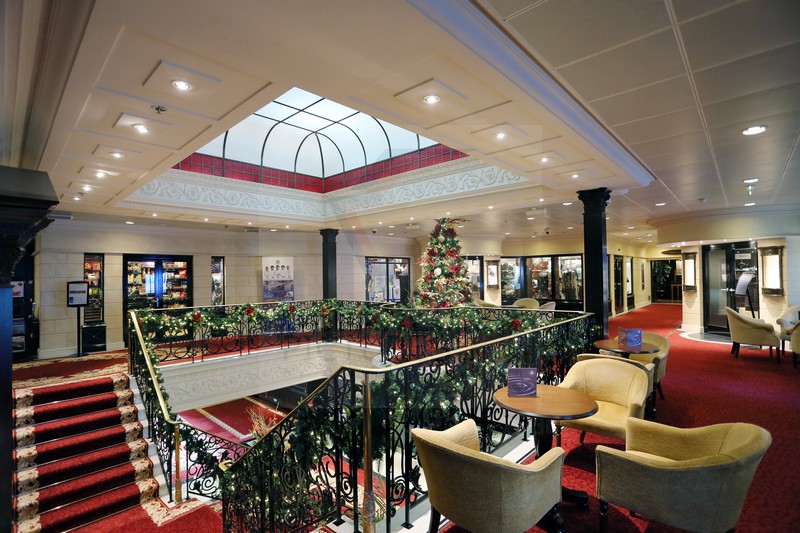 Raffles Cafe und Bar auf der Adonia