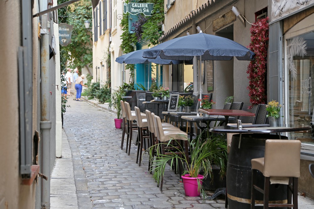 Restaurant in einer Nebenstrasse von Saint-Tropez Restaurant in einer Nebenstrasse von Saint-Tropez
