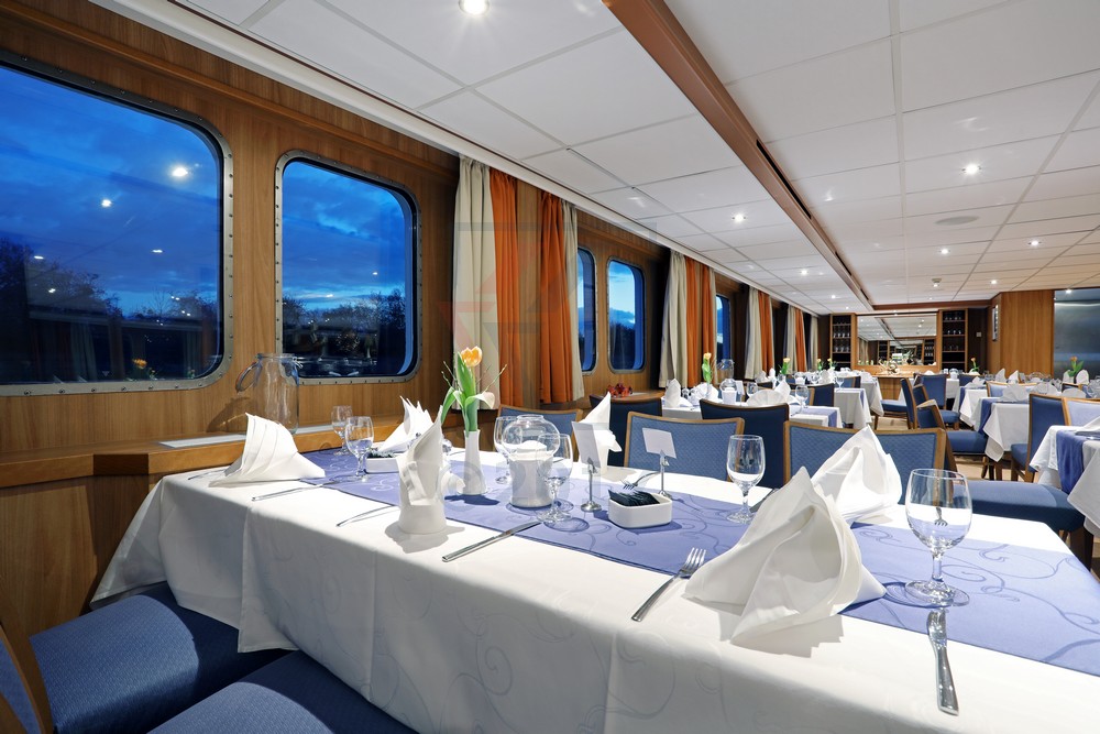 Restaurant Meridian MS Junker Jörg abends eingedeckt