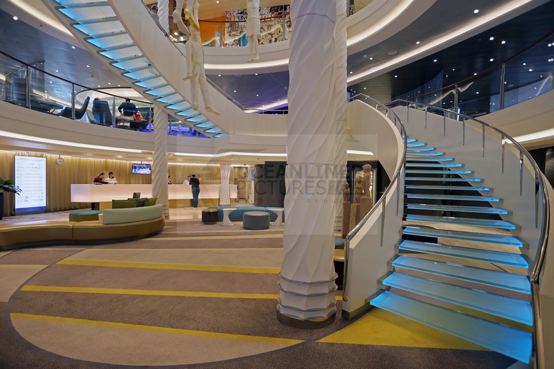 Rezeption und Treppen im Atrium Mein Schiff 4