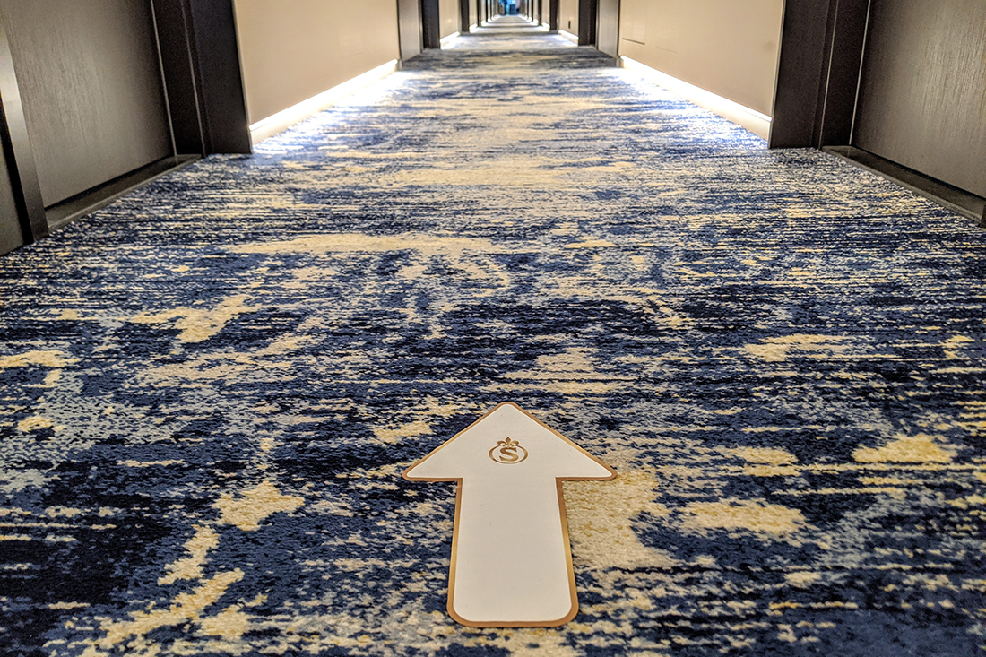 Richtungspfeil Beispiel Scylla-Schiff Kabinengang