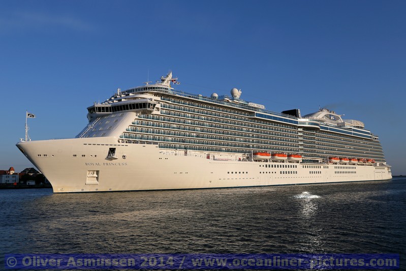 Princess Cruises "Royal Princess" einlaufend Warnemünde am 06. Juni 2014