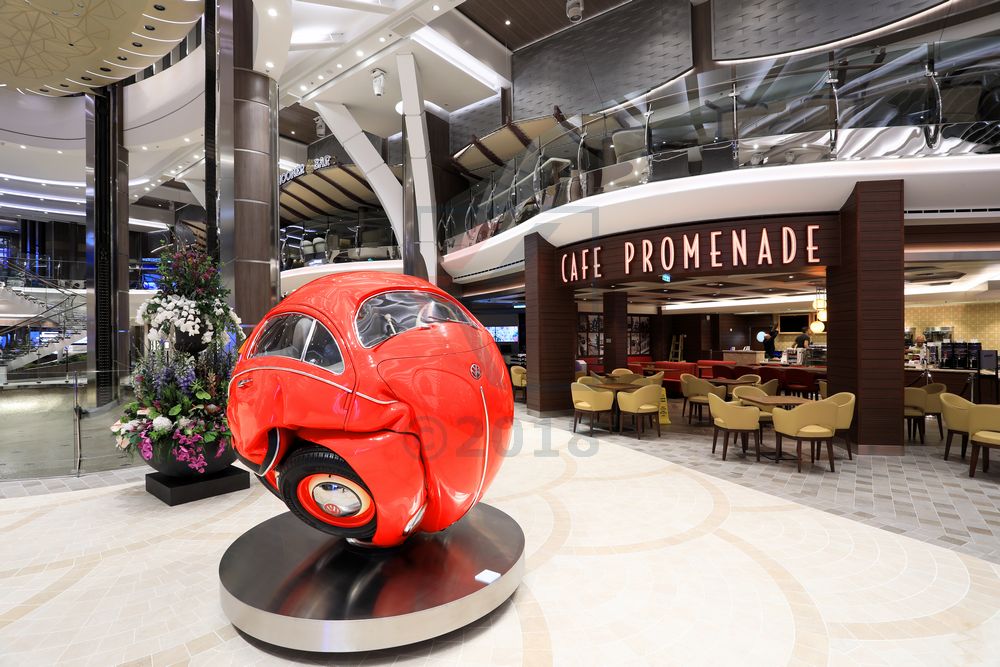 Royal Promenade und das rote VW Beetle Car Symphony of the Seas
