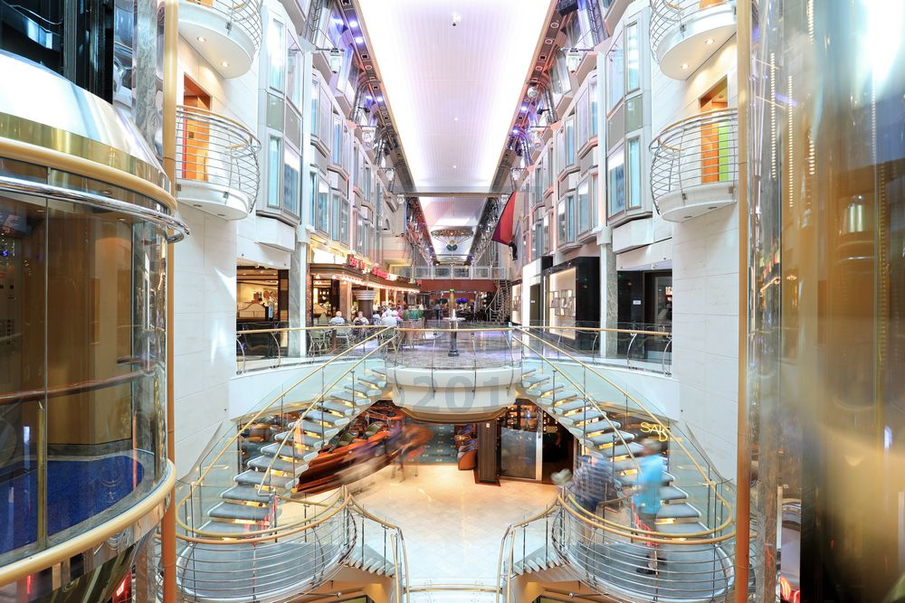 Royal Promenade und Fahrstühle Navigator of the Seas