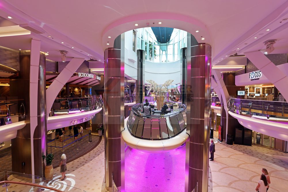 Royal Promenade und Rising Tide Bar Harmony of the Seas
