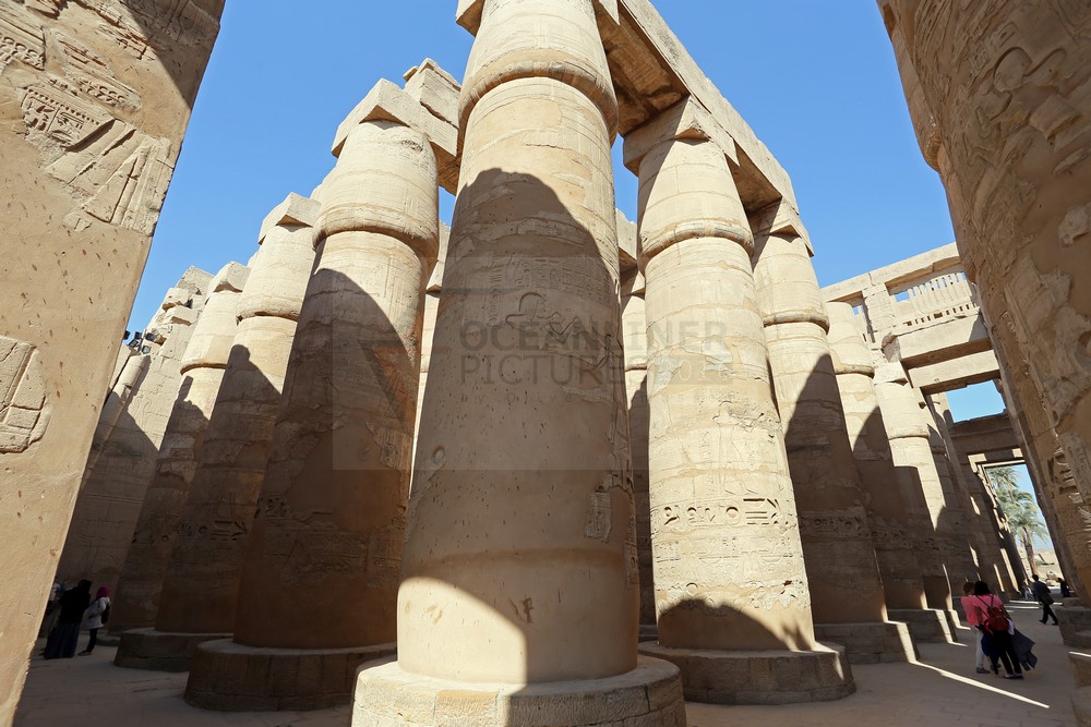 Säulen der großen Hypostylhalle im Karnak Tempel Säulen der großen Hypostylhalle im Karnak Tempel