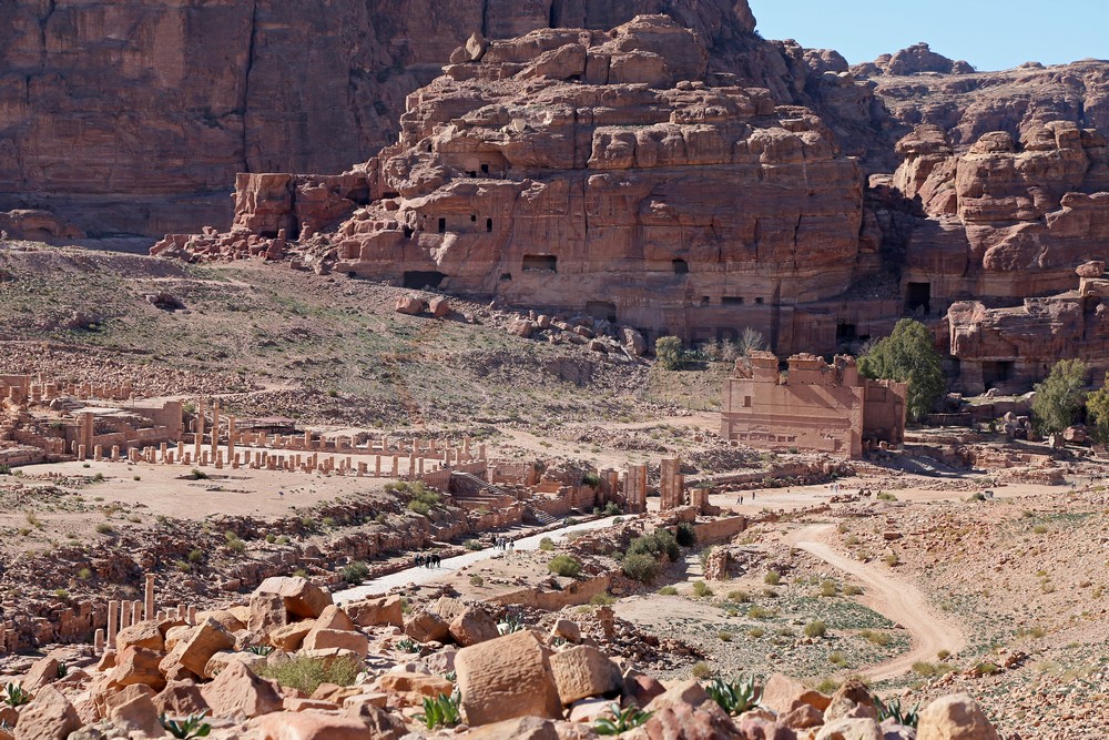 Säulenstraße und Hauptpalast Qasr al-Bint in Petra Säulenstraße und Hauptpalast Qasr al-Bint in Petra