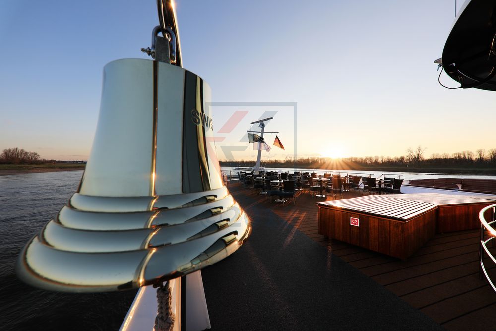 Schiffsglocke Swiss Tiara und Sonnendeck Loungebereich