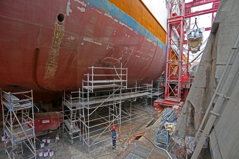 Schiffsrumpf neuer Wartsila Motor MS Artania und Lastro Hubgeruest 23.10.2014 Schiffsrumpf neuer Wartsila Motor MS Artania und Lastro Hubgeruest 23.10.2014