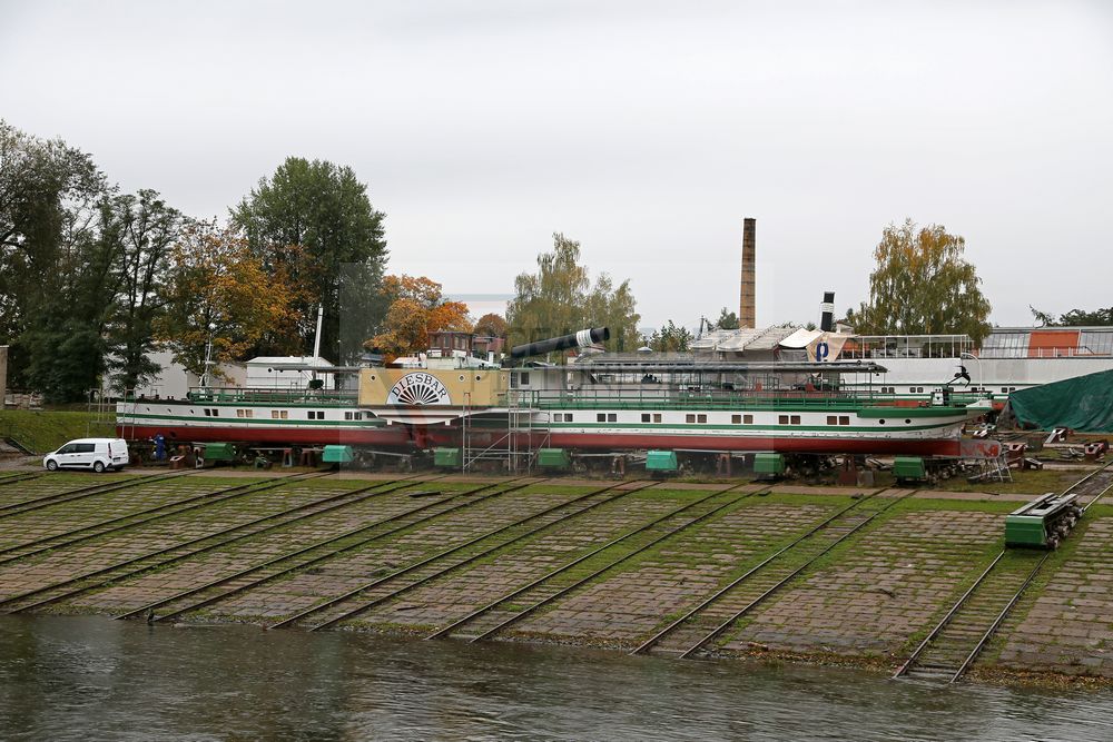 Schiffsweft Laubegast mit Raddampfer Diesbar