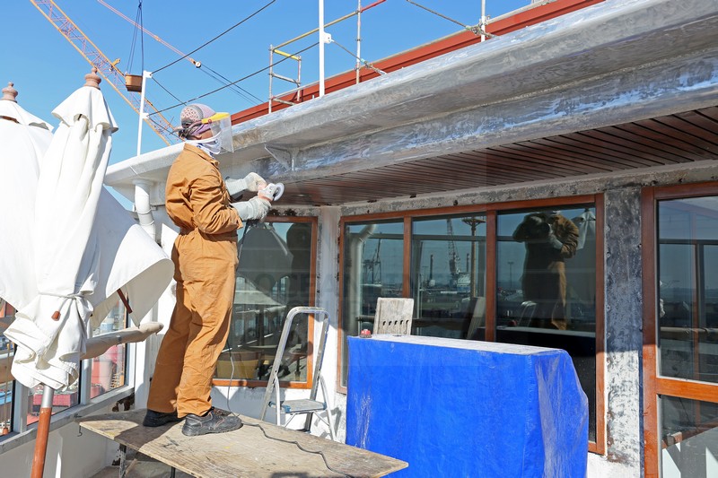Schleifarbeiten auf der Lido Terrasse MS Artania Schleifarbeiten auf der Lido Terrasse MS Artania