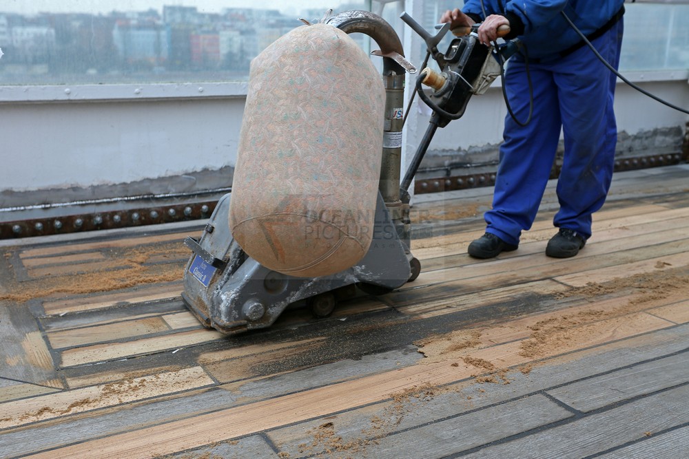Schleifarbeiten Teakdeck Kopernikus Bar MS Albatros Blohm und Voss Werft 15.12.2015