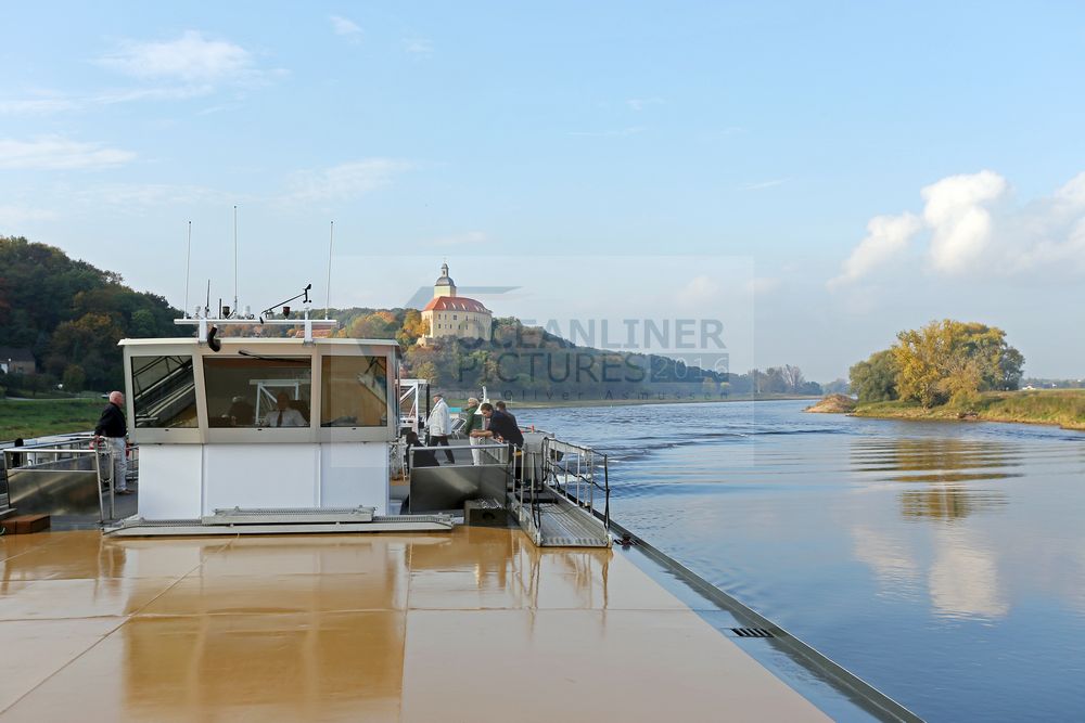 Schloss Hirschstein und Saxonia auf der Elbe