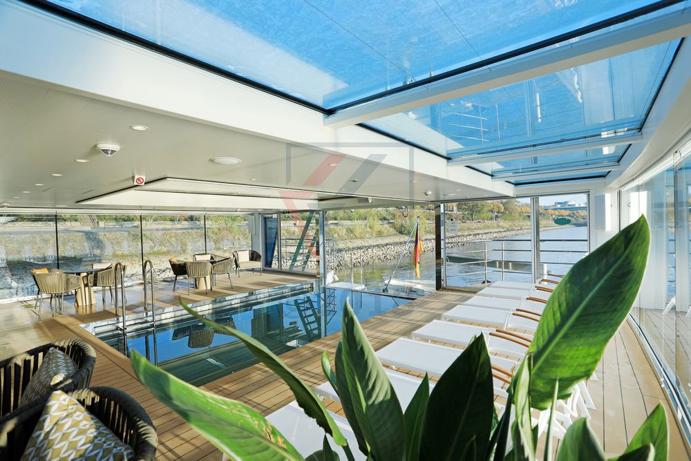 Schwimmbad MS Vista Star mit Liegen und Sitzgelegenheiten