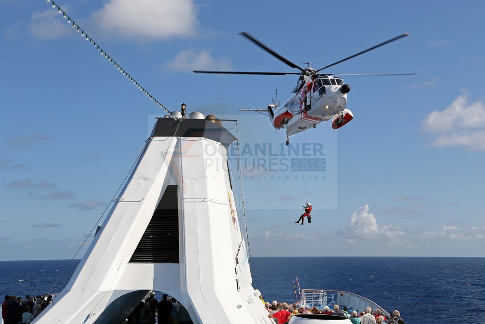 Sea King Hubschrauber über der Ocean Majesty für Abbergung medizinischer Notfall auf dem Atlantik Sea King Hubschrauber über der Ocean Majesty für Abbergung medizinischer Notfall auf dem Atlantik