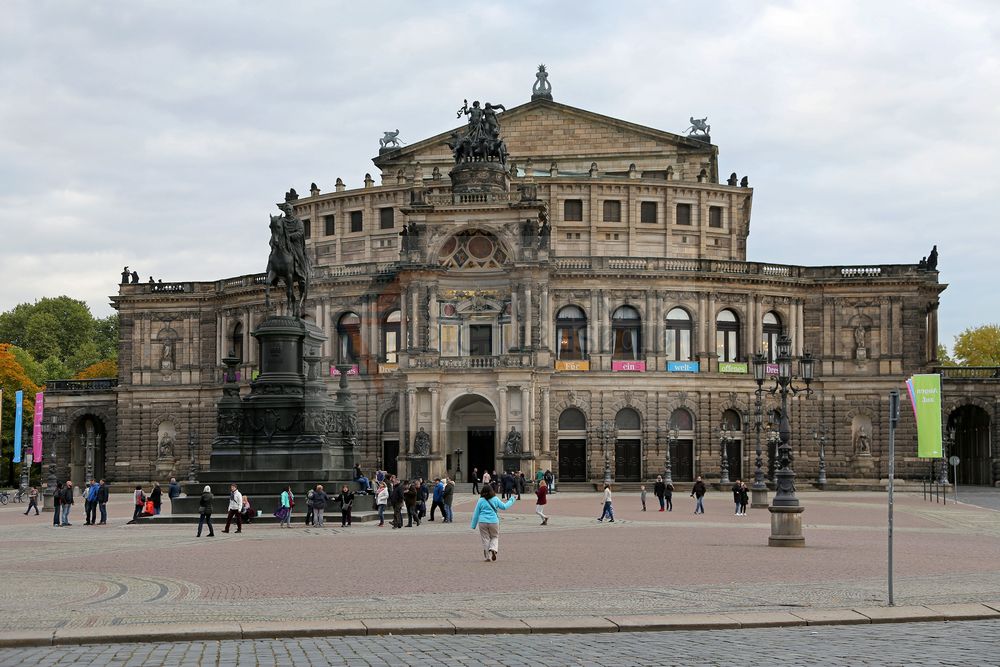 Semperoper mit König-Johann-Denkmal Theaterplatz Dresden Semperoper mit König-Johann-Denkmal Theaterplatz Dresden
