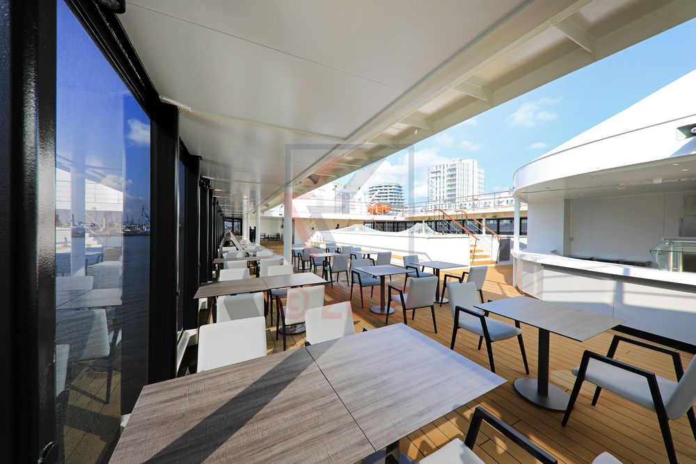 Sitzgelegenheiten bei Bar und Lido Café World Explorer