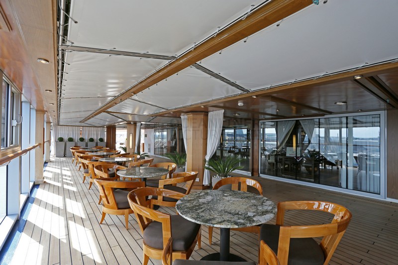 Sitzgruppen vor d em La Reserve MS Marina