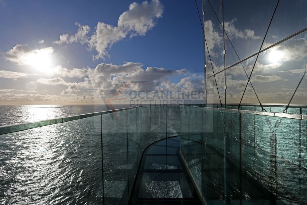 Skywalk im Abendlicht AIDAprima Skywalk im Abendlicht AIDAprima