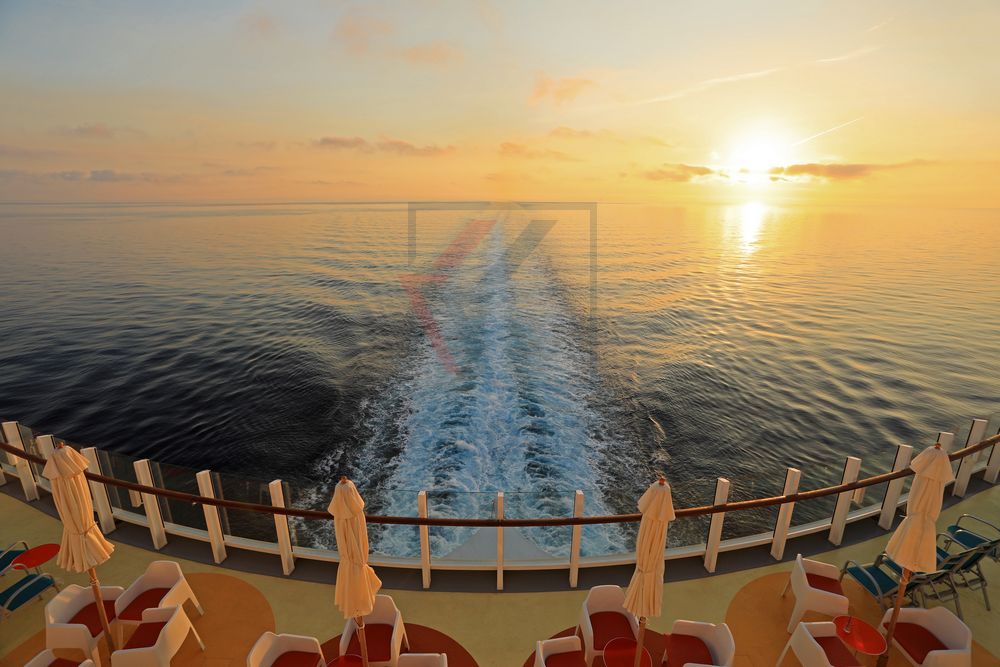 Sonnenaufgang 5. Element Bar und Fahrwasser AIDAperla