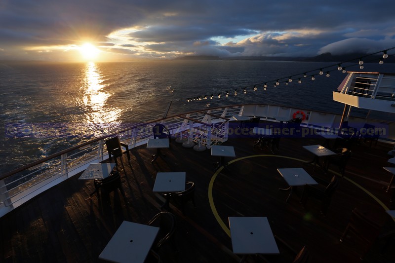 Sonnenaufgang an Bord der Ocean Majesty auf dem Weg nach Vik Sonnenaufgang an Bord der Ocean Majesty auf dem Weg nach Vik