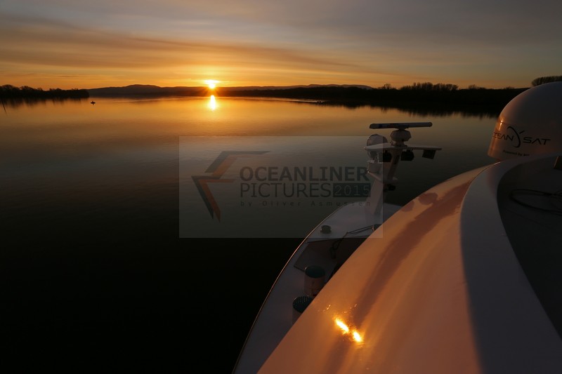Sonnenaufgang an der Donau MS Ariana 31.03.2015 Sonnenaufgang an der Donau MS Ariana 31.03.2015