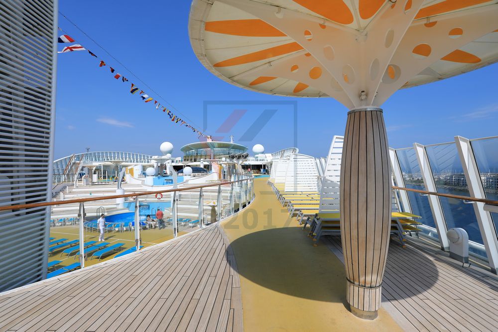 Sonnendeck-Galerie mit Teakholz AIDAdiva