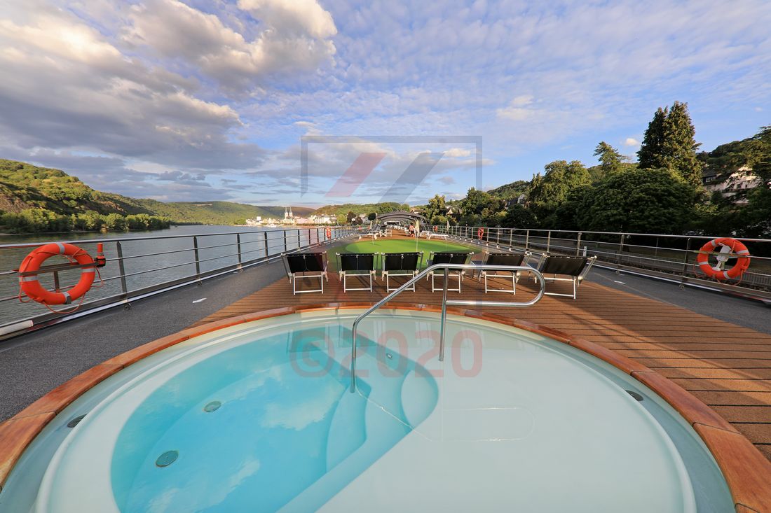 Sonnendeck mit Pool und Minigolf MS Inspire